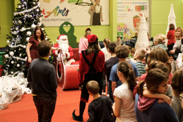 Uśmiechnięte Mikołajki dla dzieci z domów dziecka