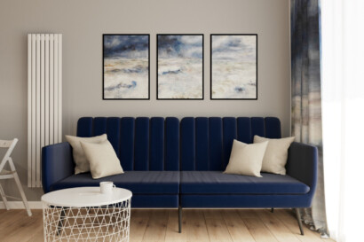 granatowa kanapa w salonie