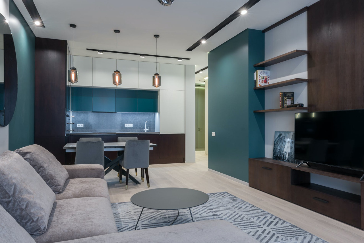 salon z aneksem turkus i drewno