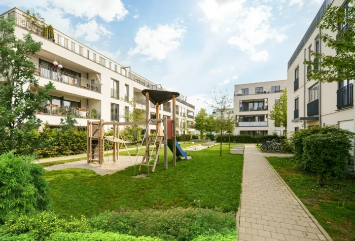 bloki wśród zieleni